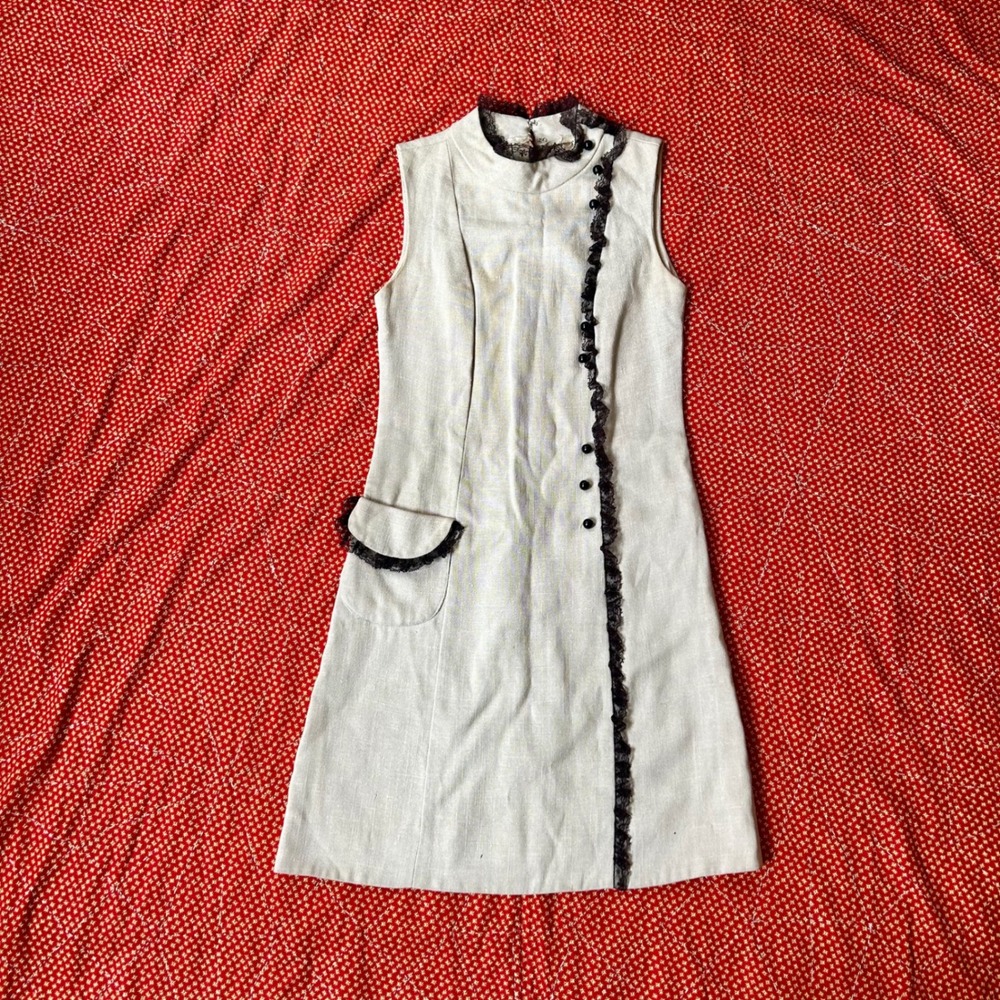 Vintage 1960s Sleeveless Linen Shift Dress Cream Lace Trim with napoleon buttons